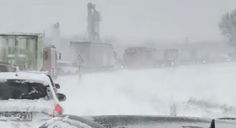 Hófúvások miatt megbénult a forgalom a 84-esen Sárvár közelében - videó
