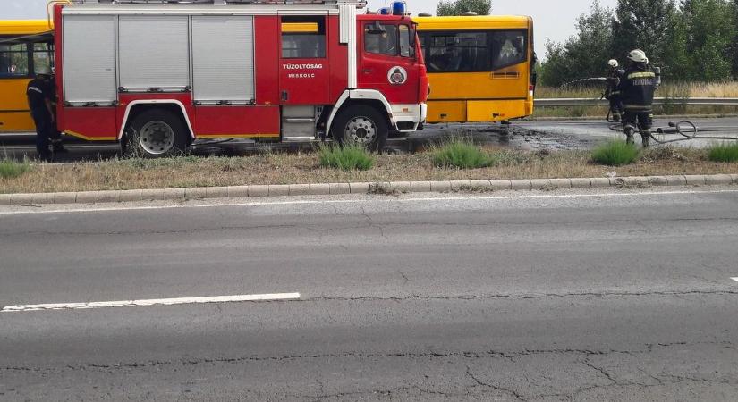 Kigyulladt egy busz Hajdú-Biharban, teljes terjedelmében égett a jármű!