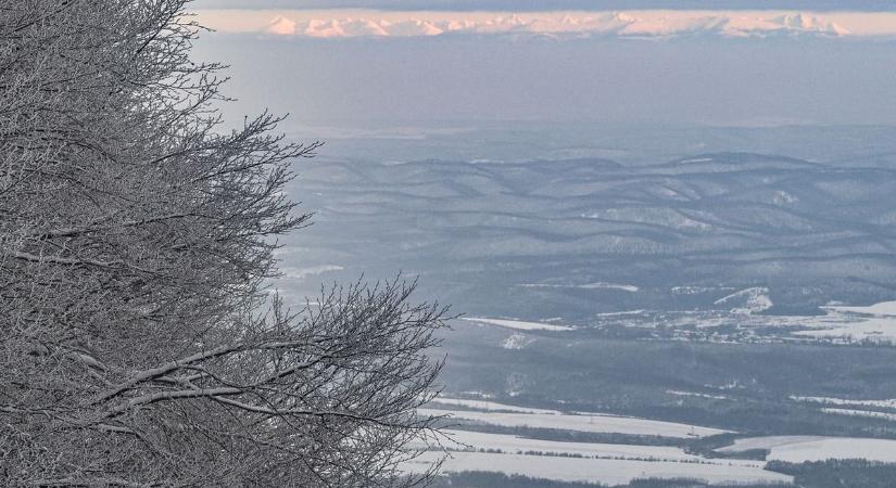 Hóhelyzet Hevesben: míg délen nyoma sincs a hónak, van ahol hókotrók járták a településeket
