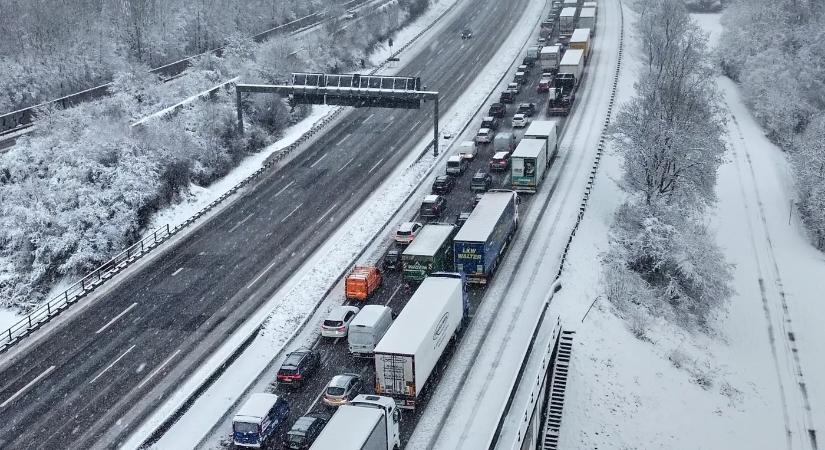 Katasztrófa a havas utakon: 16 busz csúszott árokba, sérültek is vannak
