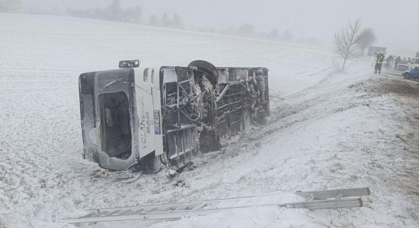 Válságos a közlekedési helyzet, 16 busz szenvedett balesetet a havazásban