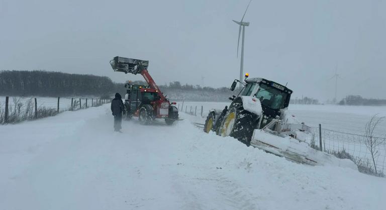 Balesetek, elakadt járművek és áramszünet kíséri az extrém havazást Vas vármegyében