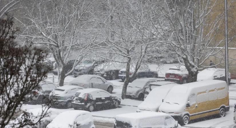 Száz alkalommal tárcsázták a tűzoltókat a hó miatt