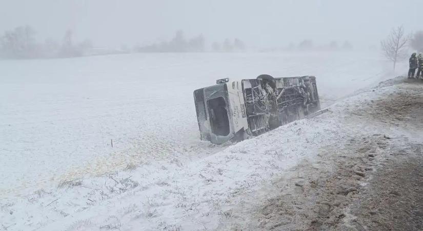 Közlekedési káoszt okoz a havazás Nyugat-Magyarországon