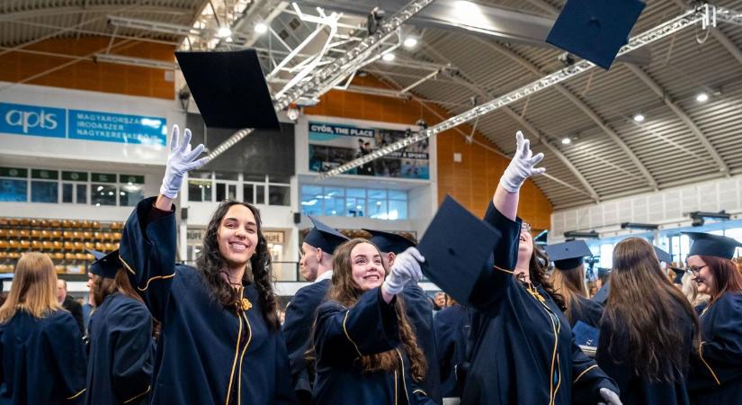 Diplomaátadó és jogi doktorok avatása: újabb három kar hallgatói vehették át oklevelüket a Széchenyi Egyetemen - fotó