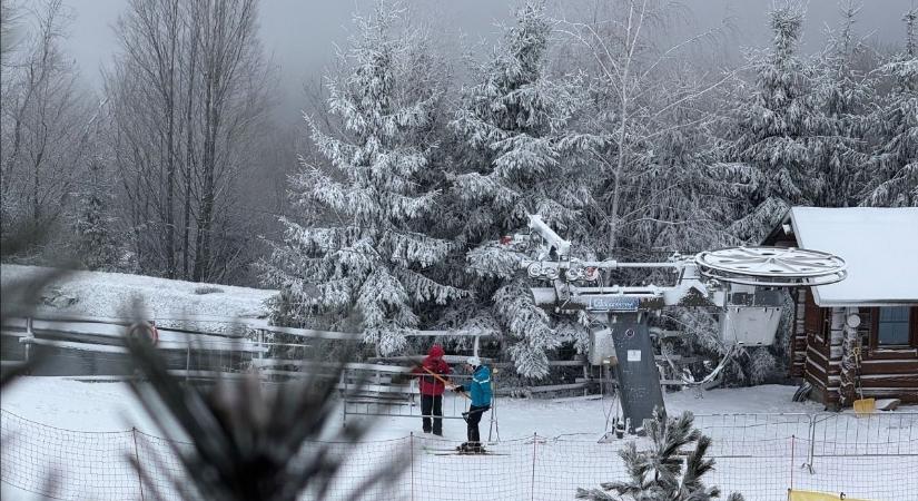 Mínusz 5 fok és hatalmas friss hó – készül a szezon talán utolsó, egyben legnagyobb dobására a Mátra