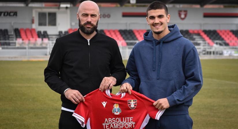 Hivatalos: piros-feketébe öltözik a tehetséges csatár