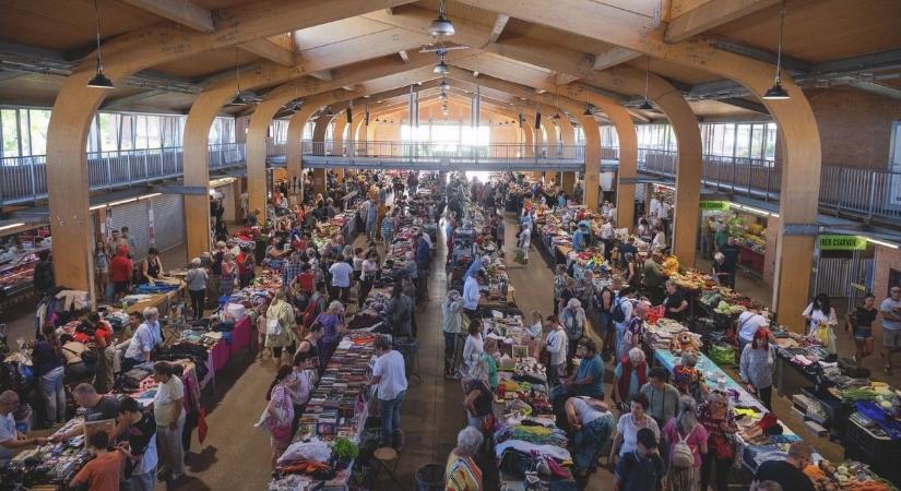 Hiába borsos az ára, mégis sorban állnak érte a szegedi piacon