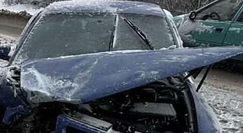 Két személyautó ütközött Ajka és Padragkút között (fotó)