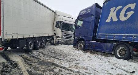 Teljes szélességében lezárták az M86-os autóút Győr felé vezető oldalát