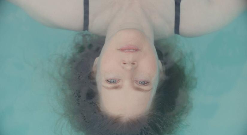 Magasan funkcionáló alkoholista táncművész lelki nyugalmat keres