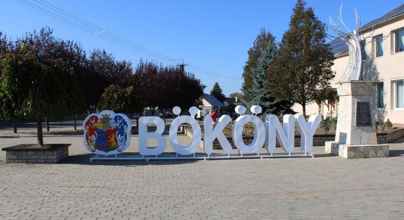 Bököny díszpolgári címet adományozott dr. Komoróczy Péternek