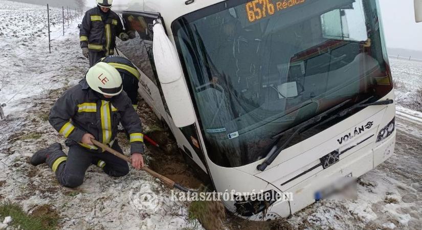 Folytatódik a balesetcunami: teherautót és buszt sem kímél az ítéletidő