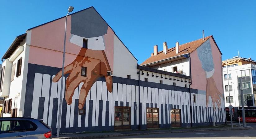Imádja a színes festményeket a miskolci utcákon? Mutatjuk, kinek a munkája dobja fel a szürke épületeket! - képekkel