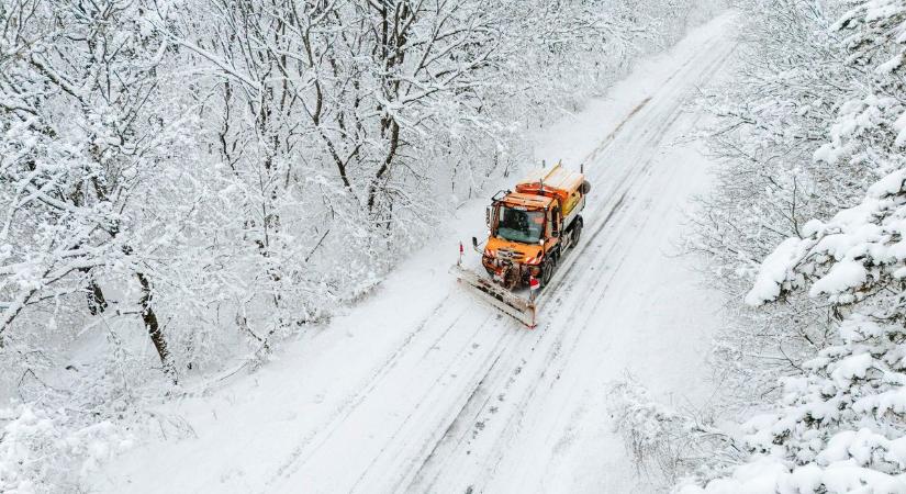Halálos áldozat, 40 centi hó és tízezrek áram nélkül – térdre kényszerítette a tél Közép-Európát