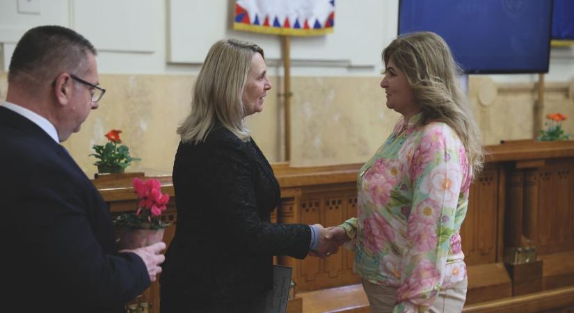 Szívvel és tudással a betegek szolgálatában – 27 elhivatott ápolót köszöntöttek a vármegyeházán (fotókkal, videóval)