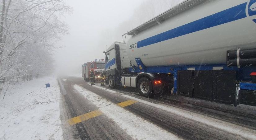 Így kapaszkodtak a kamionok a bakonyi szerpentinen – A tűzoltókra volt szükség az elakadásnál (fotók)