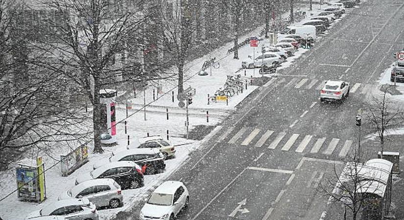 A brutális havazást már a villamoshálózat sem bírja: több tízezer háztartásban nincs áram