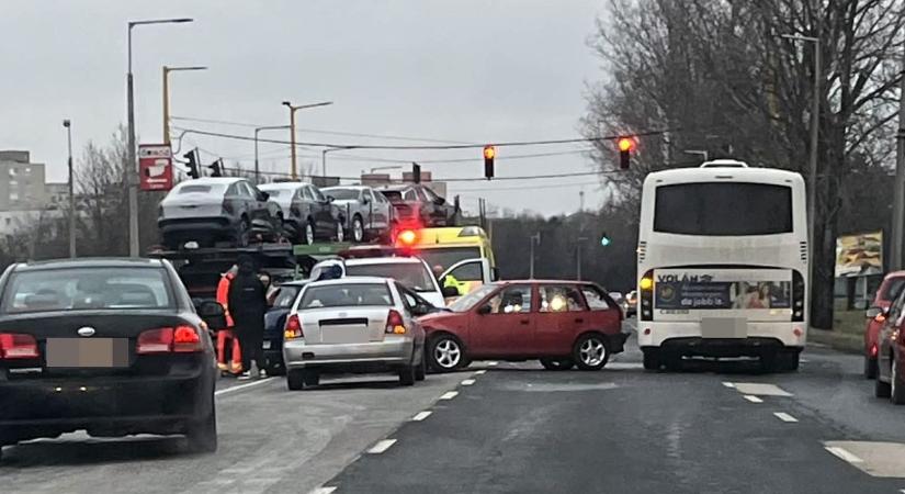 Autók ütköztek az egyik legforgalmasabb győri szakaszon - fotó