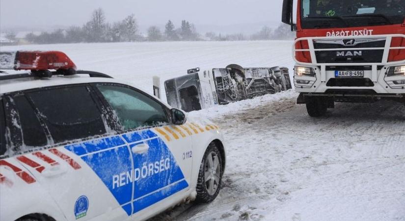 Elképesztő ez a nap: újabb baleset Zalában, árokban az autó