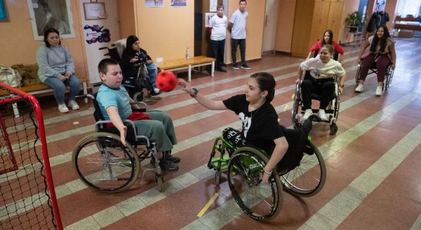 Bekötött szem, kerekesszék és kihívások: ezt tanított a parasport a szegedi diákoknak – galériával