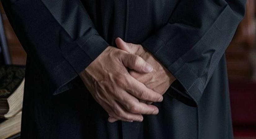 ‘Tisztelt Egyházi Vezetők! Legyenek szívesek elárulni a magyar embereknek: hol húzódik önöknél a morális vörös vonal?’