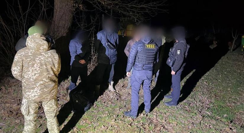 Négy férfit fogtak el a román határnál – 25 ezer dollárt kért az embercsempész