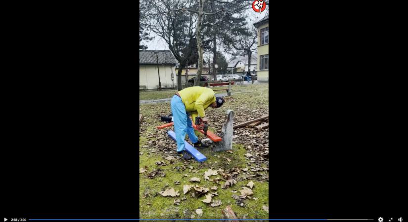 Nem engedték be a Kutyapártot egy kórházba padokat javítani, NER-es cég ruhájába öltöztek