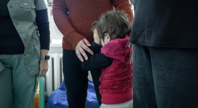 Háború, amely az ukrán gyerekek fejében zajlik – riport egy frontközeli kórházból