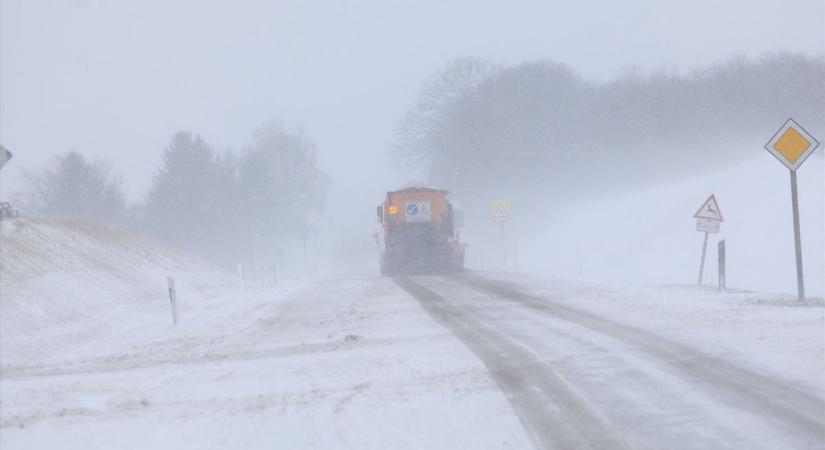 Még nincs vége ennek rettenetes napnak: busz és személyautó karambolozott Dél-Zalában, de Keszthelynél is baleset történt – frissítve!