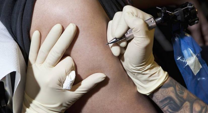 Fotón a férfi, aki gyerekeket tetovált: fertőzésveszély miatt kerültek kórházba