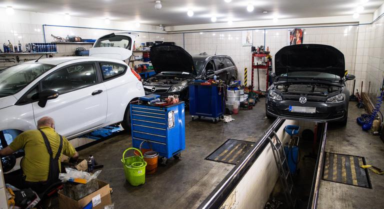 Még mélyebben kell a zsebbe nyúlniuk az autósoknak, tovább drágul a műszaki vizsga