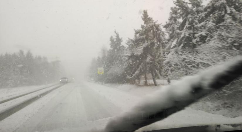 Rengeteg riasztást kaptak a tűzoltók, egy települést is elzárt a hó Vasban