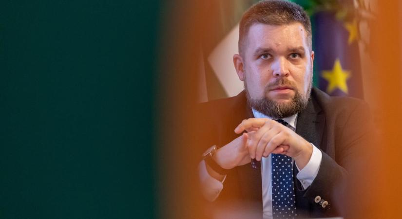 „Hol van a pénz?” – Megtelt tüntetőkkel a győri Bécsi kapu tér, sokan tudni szeretnék, hová tűnt az 1,7 milliárd forint a fideszes lakáskasszából