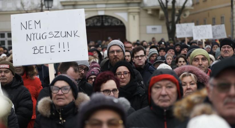 Tüntetés Győrben a pénteki közgyűlés előtt - fotók, videó