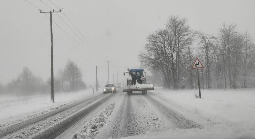 Betegszállító akadt el a hóban Vassurány és Söpte között