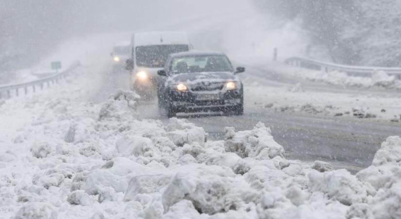 Elszabadult a hóvihar: több száz riasztás, árokba borult buszok, elakadt kamionok bénították meg Nyugat-Magyarországot