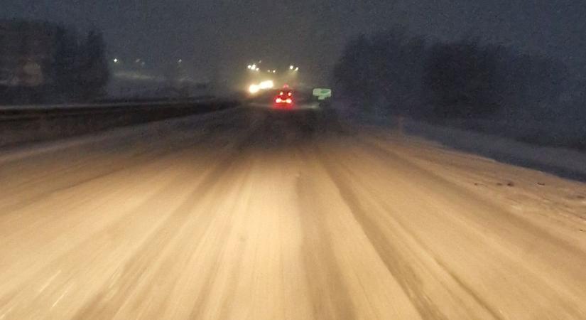 Csúszós lehet egyes szakaszokon a 67-es gyorsforgalmi