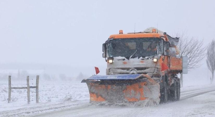 Falvakat zárt el a hó, és nem tudni, mikor lesz vége ennek a hókáosznak