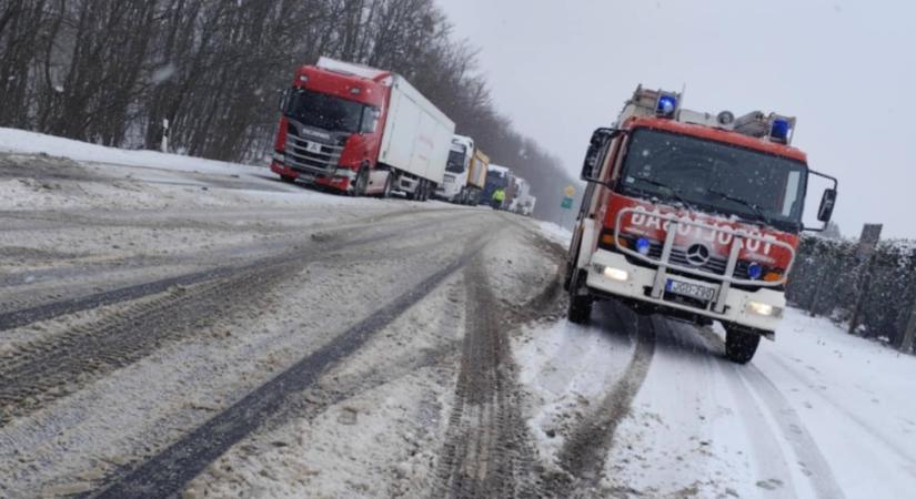 Hóhelyzet: közel 400 helyszínre riasztották már a tűzoltókat, hat megye 38 településén nincs áram