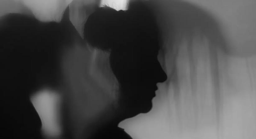 A belső hang hatalma: ezt teszi a folyamatos önostorozás