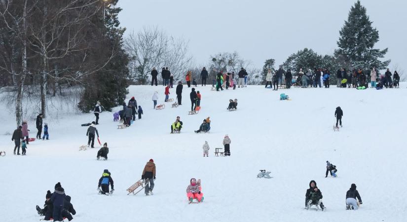 Megtelt szánkózókkal az Emlékműdomb