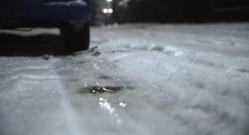 A Mecsek elesett: két kamion is elakadt a havas idő miatt