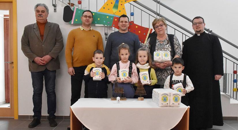 Hetven kilogramm lisztet kapott adományba a fiatal gazdáktól a jászberényi katolikus óvoda