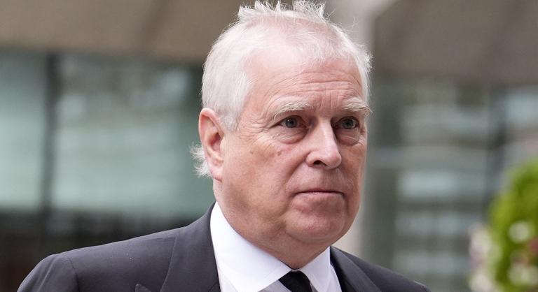 Bizarr fotó került elő András volt yorki hercegről – mellbimbós labdával játszott egy kisgyerekkel