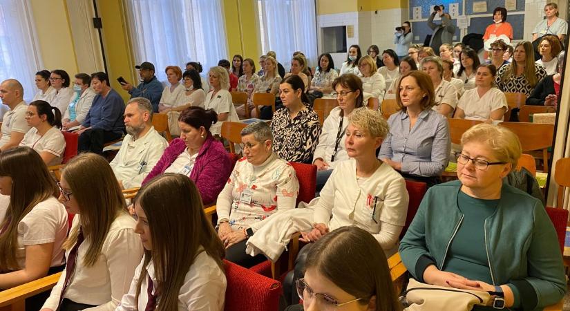 Magyar ápolók napja: köszöntötték az egészségügyi dolgozókat Baján – fotók