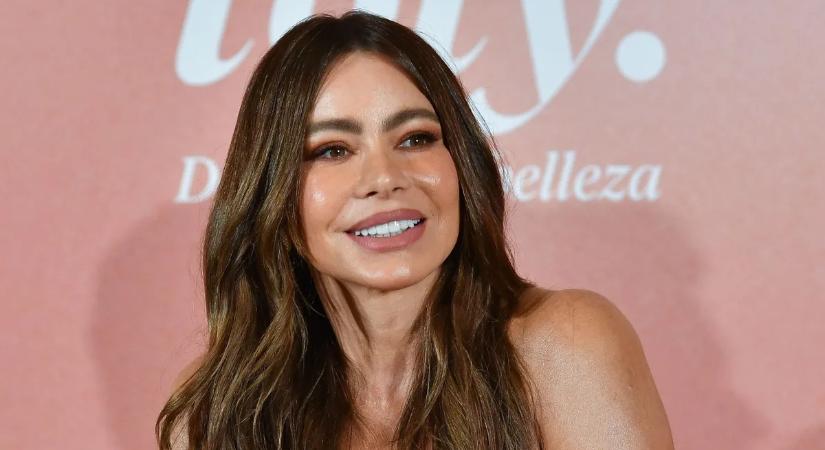 Egy cérnaszál vékony tanga takarja csak a színésznő tökéletes testét - Fotó