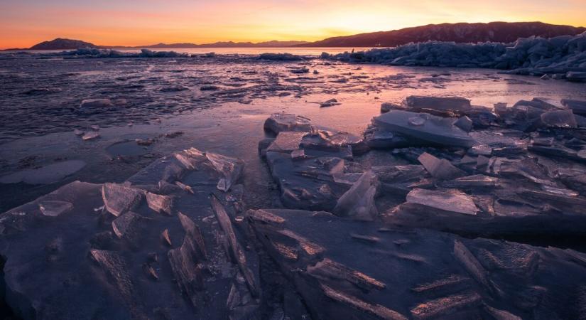 Beszakadt a jég egy turistabusz alatt – eddig 7 holttestet találtak, 18 méterre süllyedtek