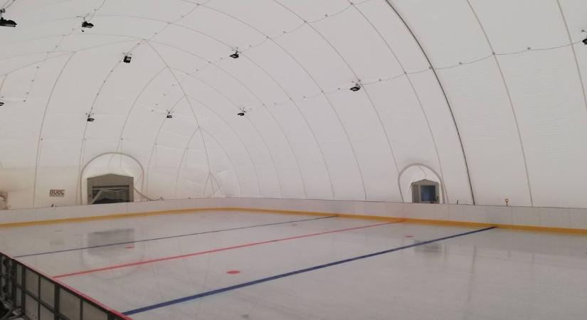 Összenyomta a hó súlya a sátra, bezár a Kőszegi Jégpálya