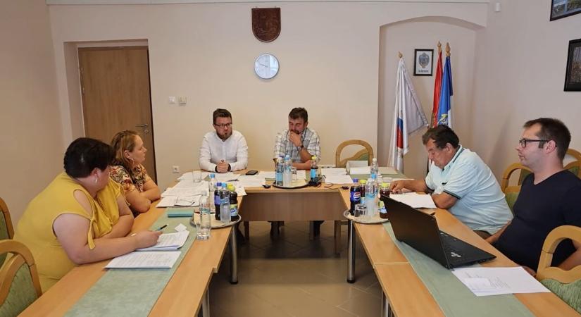 Most jött! Azonnali hatállyal visszahívták a település alpolgármesterét – Ez áll a háttérben